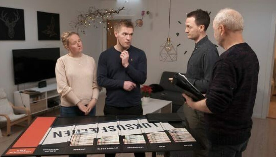 Lene og Jakob får ikke gode nyheder, når eksperterne Kenneth og Jan gennemgår Jakobs økonomi i 'Luksusfælden' (Foto: TV3) Lene og Jakob får ikke gode nyheder, når eksperterne Kenneth og Jan gennemgår Jakobs økonomi i 'Luksusfælden' (Foto: TV3)