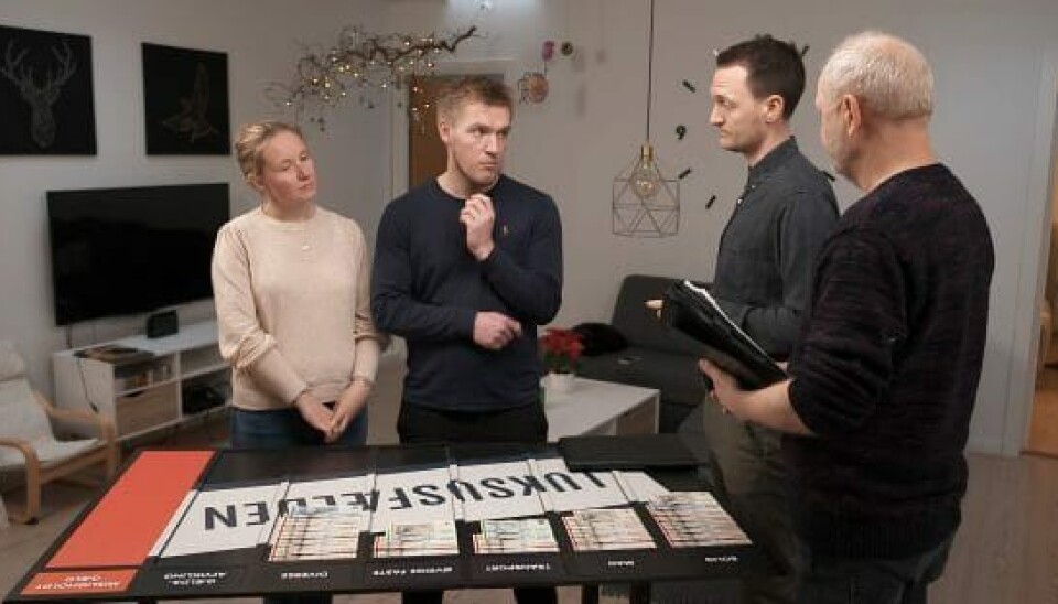 Lene og Jakob får ikke gode nyheder, når eksperterne Kenneth og Jan gennemgår Jakobs økonomi i 'Luksusfælden' (Foto: TV3)