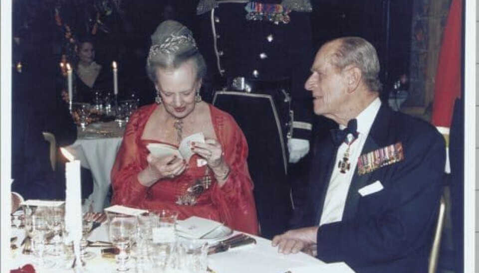 Dronning Margrethe var borddame til prins Philip, da hun og prins Henrik var på statsbesøg i London og var til returmiddag på Naturhistorisk Museum i London (Foto: Michael Stub)
