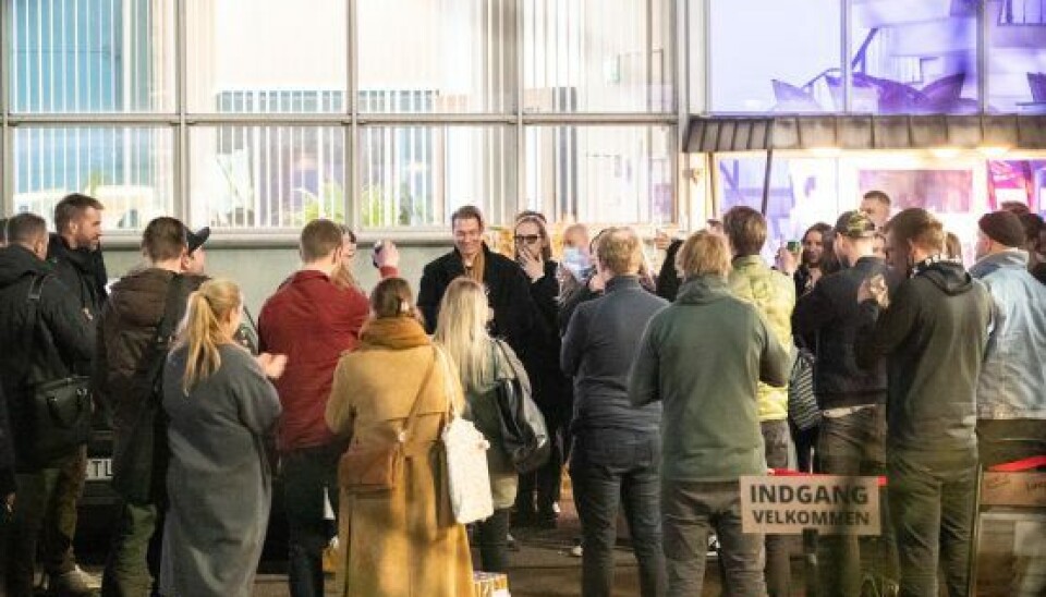Parkeringspladsen dannede rammerne for den perfekte efterfest. Her i forsamlingen ses Thomas Blachmans gode ven, sanger, sangerskriver og musiker Claus Hempler. (Foto: Henrik R Petersen.) Parkeringspladsen dannede rammerne for den perfekte efterfest. Her i forsamlingen ses Thomas Blachmans gode ven, sanger, sangerskriver og musiker Claus Hempler. (Foto: Henrik R Petersen.)