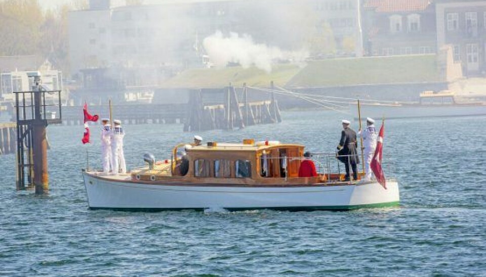 Det er med kanonsalutter og røg, når dronningen indleder årets sejlsæson ved at gå ombord i Kongeskibet Dannebrog fra Toldboden i København (Foto: Michael Stub)