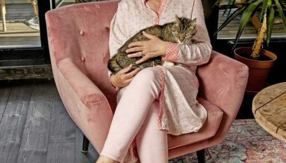 'Lyserøde Jytte', som Lene og Mettes mor kaldes, nyder livet med i Søvang med katten Lupin. – Jeg står op til den her udsigt hver dag, og jeg har familien tæt på. Livet kan ikke være bedre (Foto: Bo Nymann)