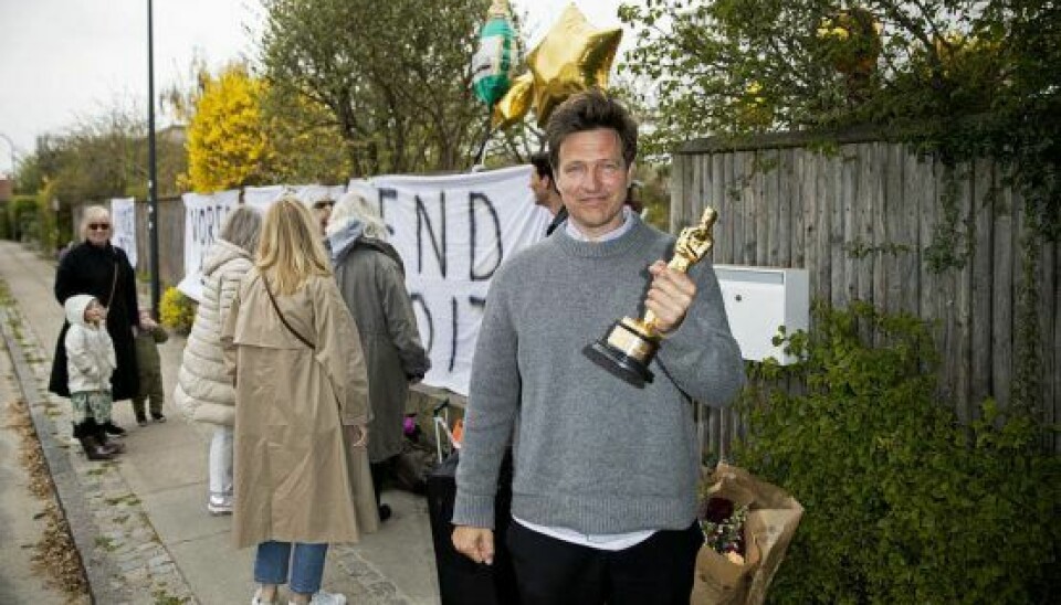 Thomas Vinterberg viser stolt og tilfreds sin Oscarstatuette frem (Foto: Henrik R. Petersen)