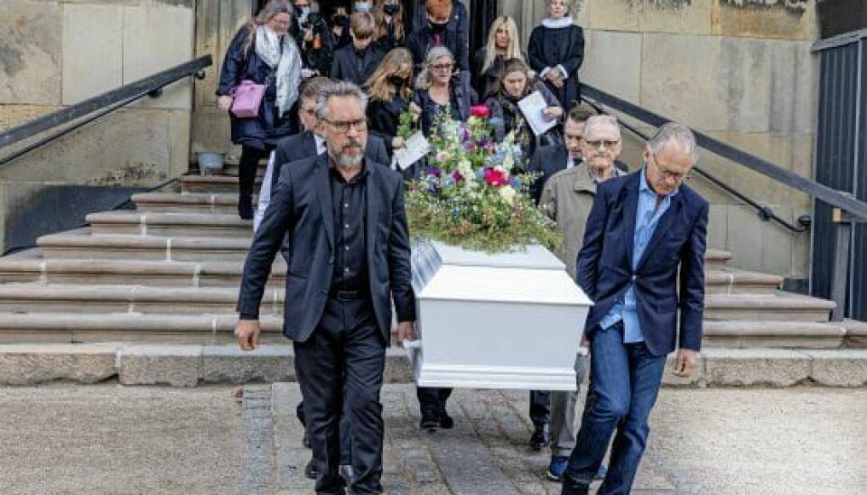 Sønnen Mark Springborg og skuespiller kollegaen Morten Staugaard var med med til at bære den blomsterpyntede kiste ud (Foto: Michael Stub)
