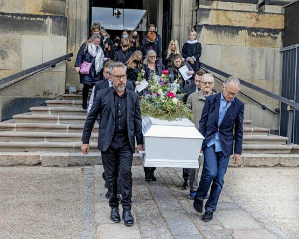 Sønnen Mark Springborg og skuespiller kollegaen Morten Staugaard var med med til at bære den blomsterpyntede kiste ud (Foto: Michael Stub)