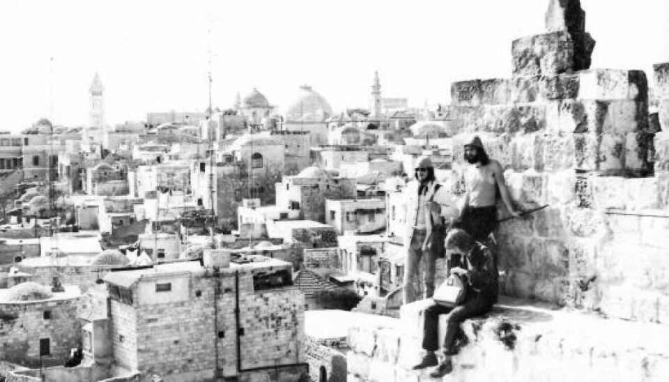 – Som 19-årig tog jeg i kibbutz i Israel. Her sidder jeg på muren i Jerusalem i 1973 lige efter min 20-års fødselsdag. Min stamcafé hed Uncle Moustache og har nu fået et nummer på albummet (Foto: Privat)