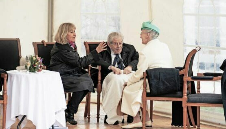 Til sidst trak dronningen en stol over til den tidligere overrabbiner Bent Melchior, 91, for også at tale med ham. Han havde inviteret Susse Wold med tilarrangementet (Foto: Anthon Unger)