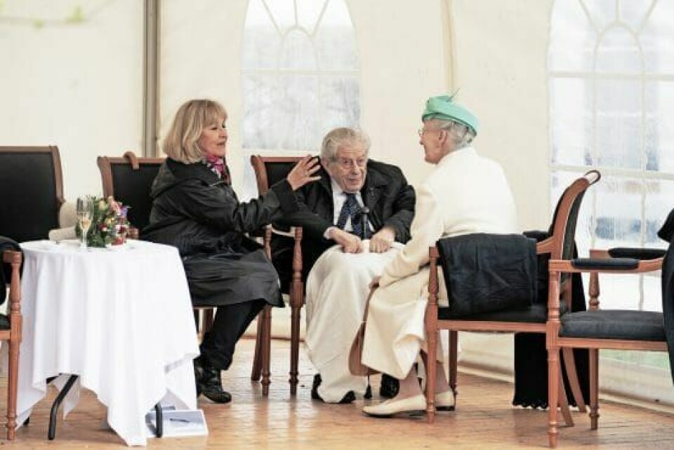 Til sidst trak dronningen en stol over til den tidligere overrabbiner Bent Melchior, 91, for også at tale med ham. Han havde inviteret Susse Wold med tilarrangementet (Foto: Anthon Unger)