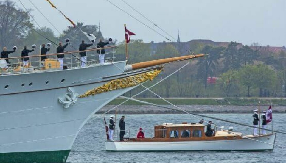 De værnepligtige ombord på Dannebrog stod på dækket med deres kasketter i hånden og råbte et nifoldigt ”Dronningen længe leve” (Foto: Lars E. Andreasen)