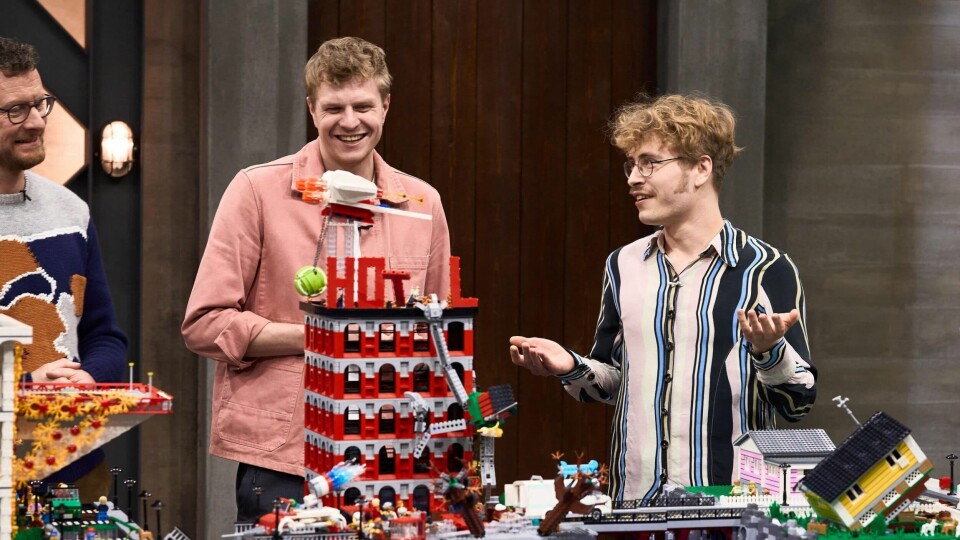 Frederik sammen med værten i 'Lego Masters', Victor Lander. (Foto: Henrik Ohsten/TV2)