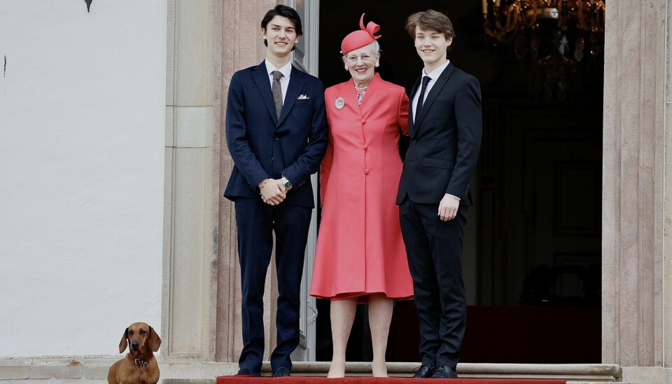 Dronning Margrethe tager imod prins Felix og prins Nikolai. (Foto: Bo Nymann)