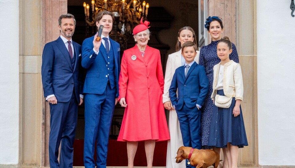 Kronprinsfamilien blev modtaget af dronning Margrethe. (Foto: Mischa Schoemaker/SIPA/Ritzau Scanpix)