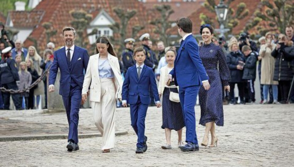 Konfirmanden med salmebogen i hånden førte an i rask fart, da familien kom spadserende fra Kancellihuset til slottet (Foto: Bo Nymann)