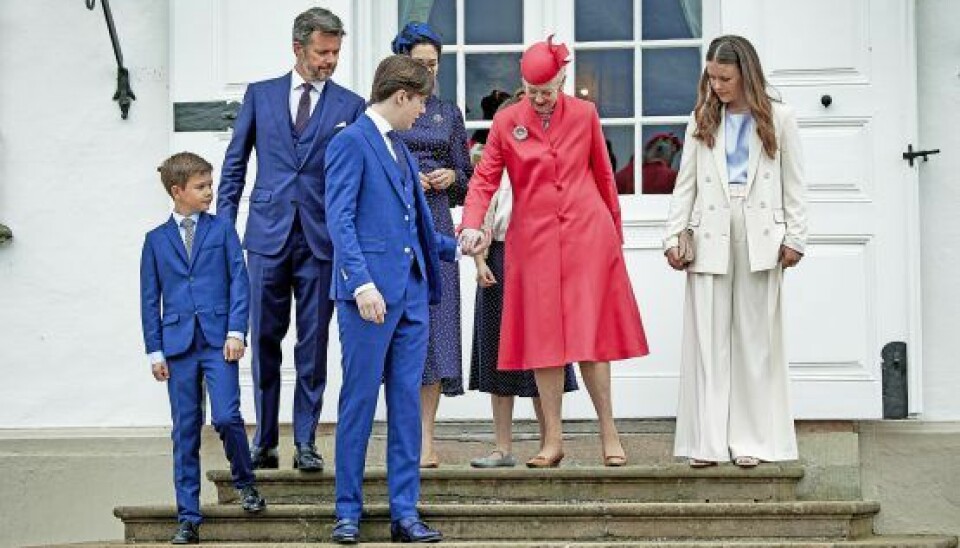 Det var rørende at se, at prins Christian med det samme hjælpsomt bød sin farmor en hånd for at hjælpe hende ned ad trappen (Foto: Bo Nymann)
