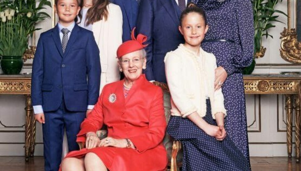 Efter konfirmationen i kirken blev hele kronprinsfamilien med dronningen som det naturlige midtpunkt fotograferet i Havesalen (Foto: Franne Voigt/Kongehuset)