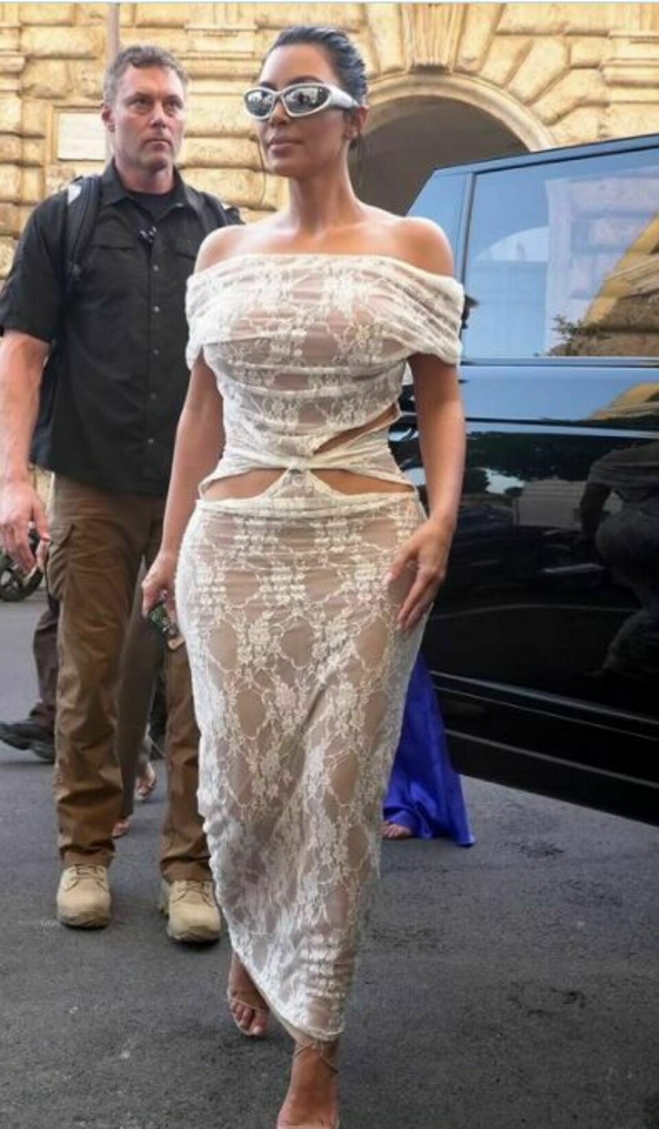 Det var denne kjole Kim Kardashian valgte at tage på, da hun besøgte paven i Vatikanstaten. Foto: Twitter.LÆS OGSÅ: Casper indrømmer: Det ville jeg aldrig gøre i Danmark