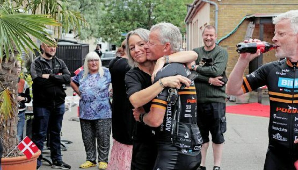 Da Bubber havde fået sat cyklen, skyndte han sig at finde Signe og give hende kys og kram (Foto: Lars E. Andreasen)