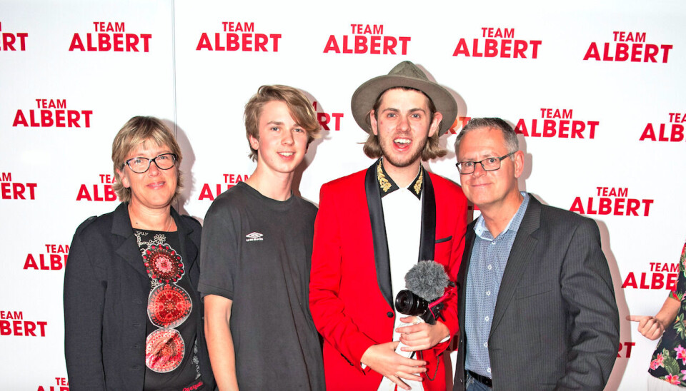 Dyrlund lavede i 2018 spillefilmen 'Team Albert' og ses her ved premieren med sine forælde, Kenneth og Vibe, og lillebroren Bertram (Foto: Anthon Unger) Dyrlund lavede i 2018 spillefilmen 'Team Albert' og ses her ved premieren med sine forælde, Kenneth og Vibe, og lillebroren Bertram (Foto: Anthon Unger)