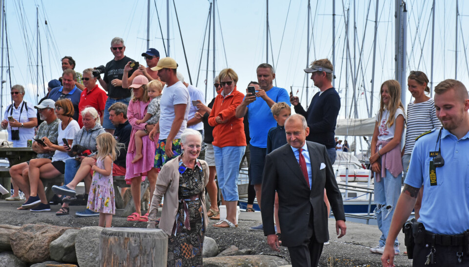 Mange havde taget opstilling på havnen i Ballen, hvor godsejer Anders Danneskiold Lassen modtog dronning Margrethe (Foto: jens Øster-Mortensen/Samsø Posten)