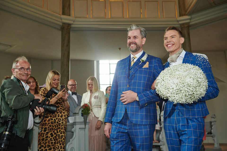 Kristian Just Steen-Gørup og Rasmus Bjørn Steen-Gørup blev gift den 20. august 2021 i Frederiksberg Kirke. (Foto: Uffe Kongstad.)