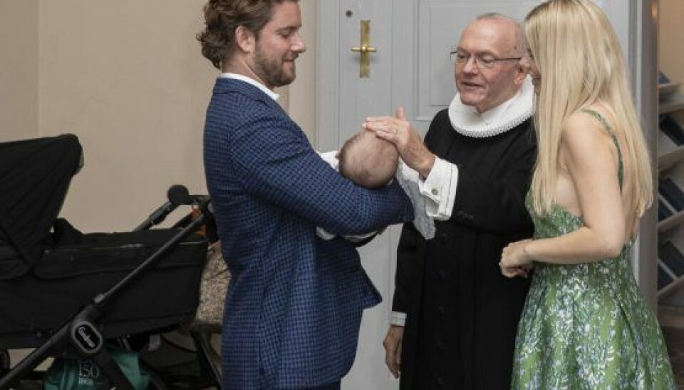 Domprovst Anders Gadegaard stod for dåben af parrets fem måneder gamle søn. (Foto: Henrik R. Petersen)