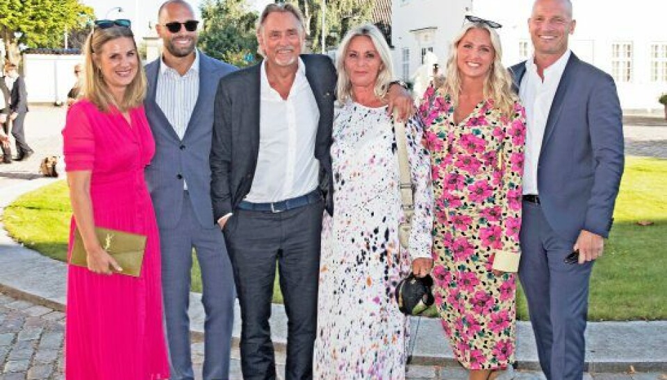 Tine og Lars Høgh var i september til Nicolai Laudrups bryllup med børnene Josefine og Jonas samt deres ægtefæller Lasse og Karen. Tine og Lars Høgh var i september til Nicolai Laudrups bryllup med børnene Josefine og Jonas samt deres ægtefæller Lasse og Karen.