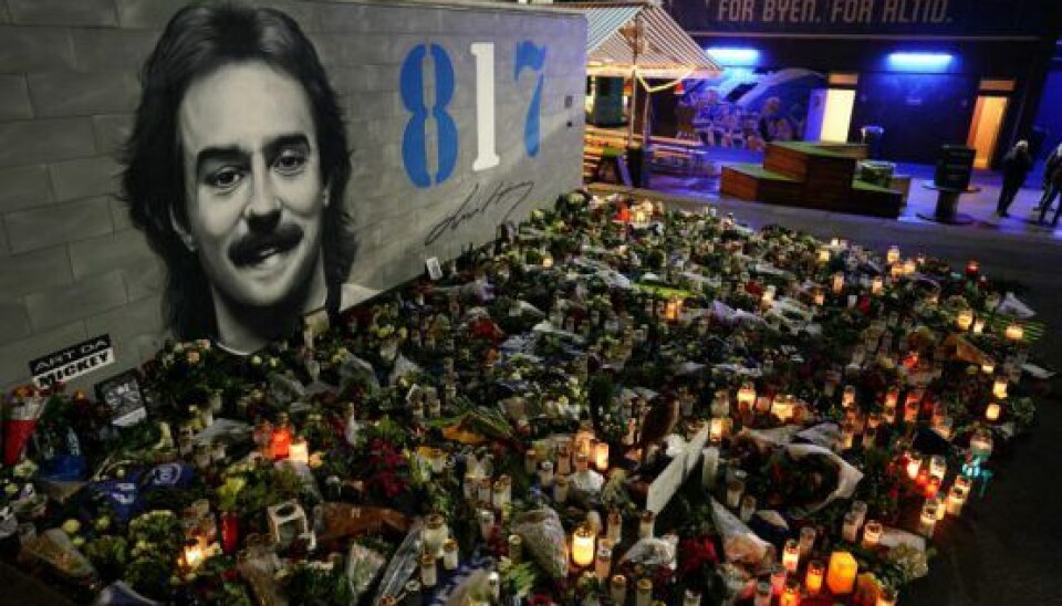 Foran Odense Stadion tændte fans lys og lagde blomster ved Lars Høghs mur. Da OB sidste søndag spillede mod Randers, blev kampen afbrudt i præcis 8 minutter og 17 sekunder som symbol på hans historiske 817 kampe for holdet. (Foto: Frank Cilius/Ritzau Scanpix) Foran Odense Stadion tændte fans lys og lagde blomster ved Lars Høghs mur. Da OB sidste søndag spillede mod Randers, blev kampen afbrudt i præcis 8 minutter og 17 sekunder som symbol på hans historiske 817 kampe for holdet. (Foto: Frank Cilius/Ritzau Scanpix)