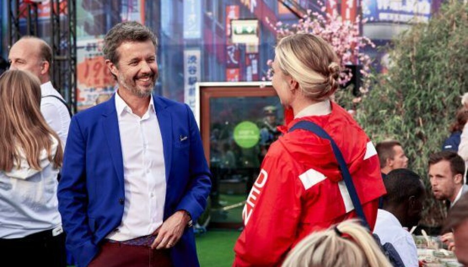 Kronprins Frederik følger interesseret med i Anne-Maries karriere. Her mødes de ved hjemkomsten fra OL i Tokyo. De to ses ofte til stævner rundt omkring i verden, hvor den sejlkyndige kronprins selv deltager. (Foto: Bo Nymann) Kronprins Frederik følger interesseret med i Anne-Maries karriere. Her mødes de ved hjemkomsten fra OL i Tokyo. De to ses ofte til stævner rundt omkring i verden, hvor den sejlkyndige kronprins selv deltager. (Foto: Bo Nymann)