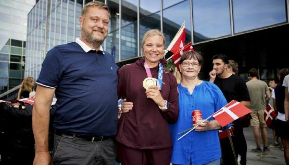 Mor, Dorte, og far, Ole, følger naturligvis med i datterens triumfer. Her har de modtaget hende med flag i Københavns Lufthavn efter OL-triumfen. (Foto: Bo Nymann)