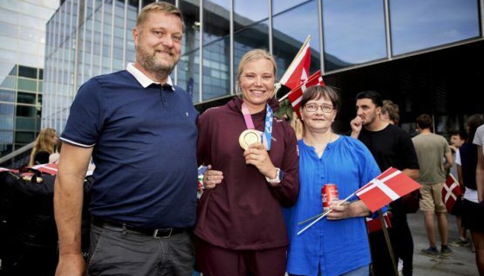 Mor, Dorte, og far, Ole, følger naturligvis med i datterens triumfer. Her har de modtaget hende med flag i Københavns Lufthavn efter OL-triumfen. (Foto: Bo Nymann) Mor, Dorte, og far, Ole, følger naturligvis med i datterens triumfer. Her har de modtaget hende med flag i Københavns Lufthavn efter OL-triumfen. (Foto: Bo Nymann)