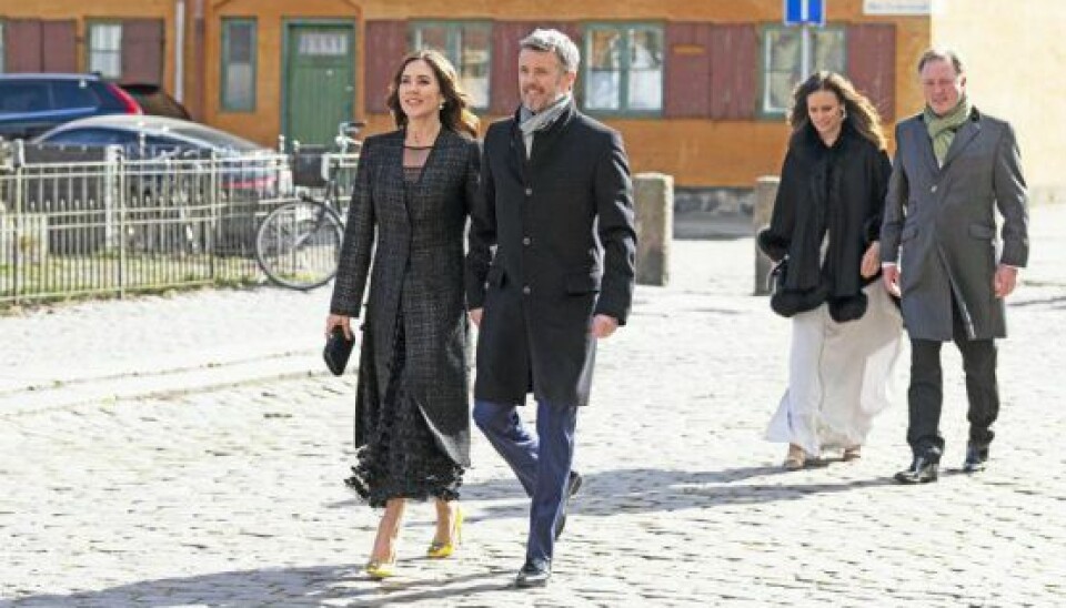 Kronprinsparret ankom sammen med prins Gustav, 53, og hans kæreste, Carina Axelsson, 53. (Foto: Anthon Unger)