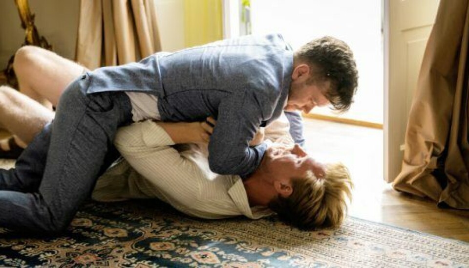 Der er stor forskel på rigmandsbrødrene i 'Sommerdahl'. Phillip (Jens Sætter Lassen) er det elskede barn, og Xander (Andreas Jebro) er det vanrøgtede ældstebarn. (Foto: Henrik Petit) Der er stor forskel på rigmandsbrødrene i 'Sommerdahl'. Phillip (Jens Sætter Lassen) er det elskede barn, og Xander (Andreas Jebro) er det vanrøgtede ældstebarn. (Foto: Henrik Petit)
