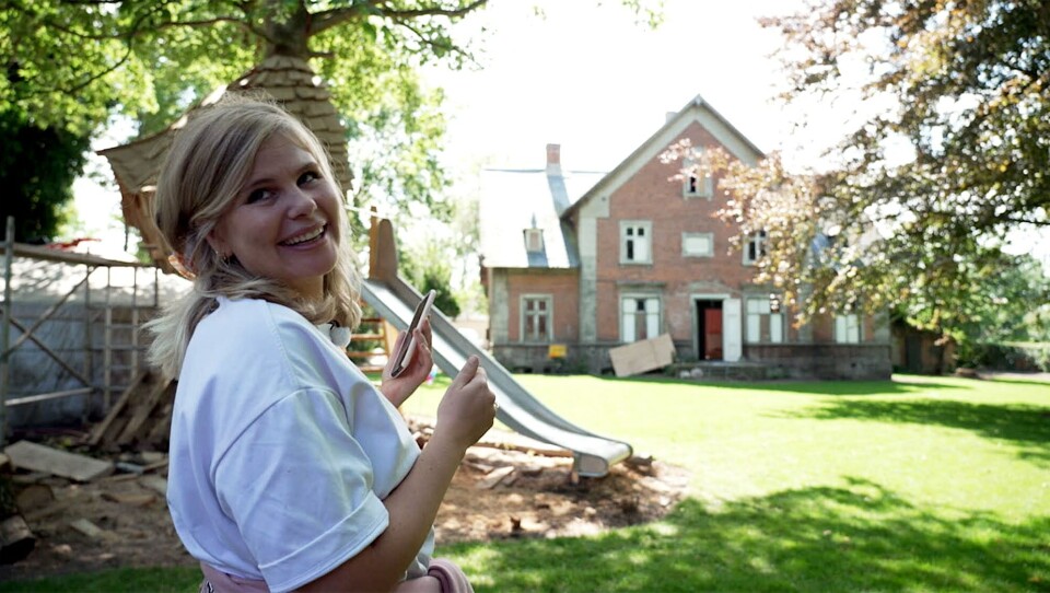 Sofie Linde foran sommerhuset 'Vennely' på Langeland. (Foto: Bermuda Productions) Sofie Linde foran sommerhuset 'Vennely' på Langeland. (Foto: Bermuda Productions)