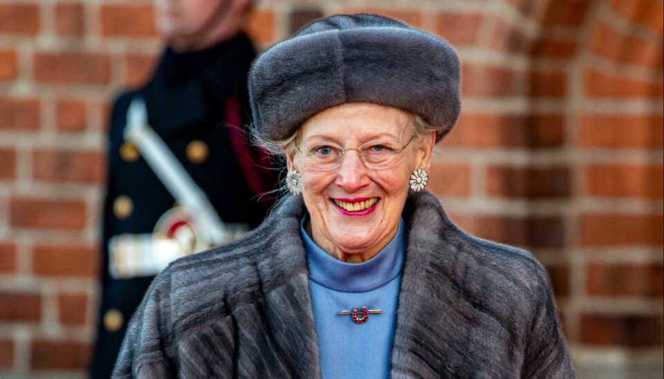 Dronning Margrethe tog fusen på de danske landsholdsspillere, som til gengæld overrakte Majestæten en landsholdstrøje med 'Daisy' på ryggen. (Foto: Michael Stub).
