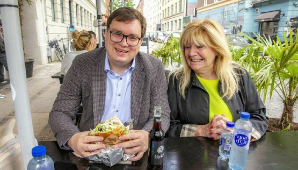 Med Ulla som vidne indtog Mirco en skøn kebab hos Berlin Döner i Sundevedsgade på Vesterbro. (Foto: Michael Stub)