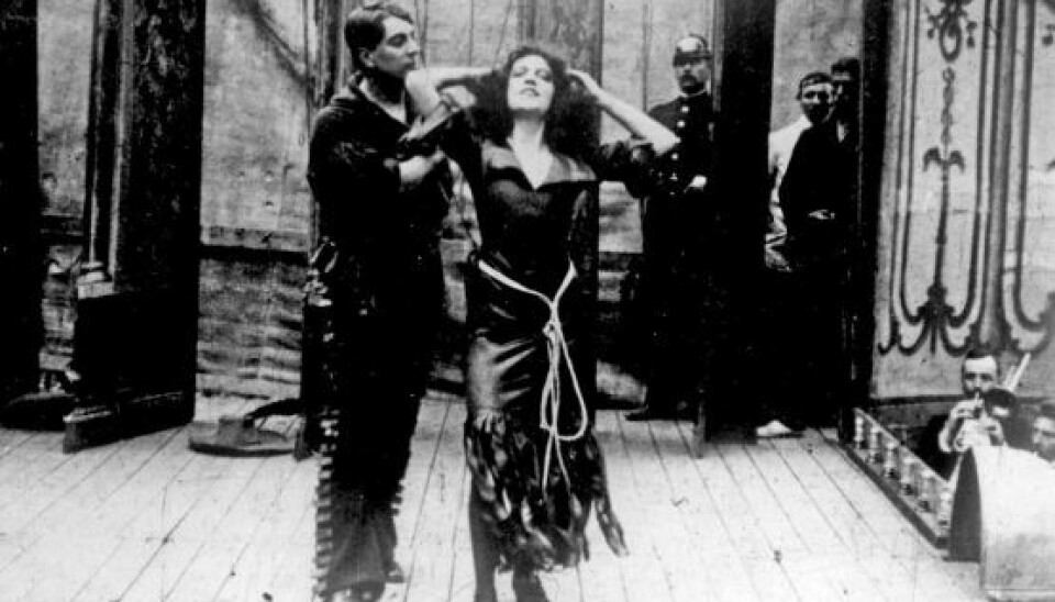 Asta Nielsen vrider sig og gør sig til i en fræk dans med unge Reumert i filmen 'Afgrunden'. (Foto: Egmonts Historiske Arkiv)