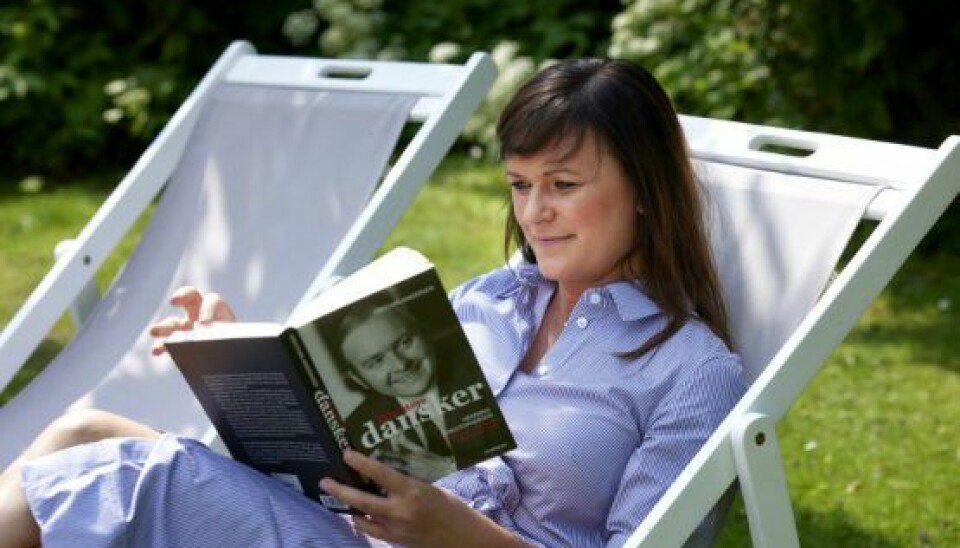 – Jeg elsker at slappe af i solstol med en god bog, når Sophie lige at sige... (Foto: Bo Nymann)