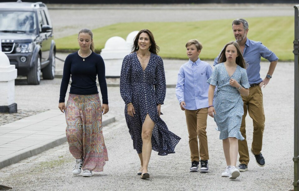Kronprinsesse Mary med kronprins Frederik og børnene på Gråsten Slot. (Foto: Henrik R. Petersen)