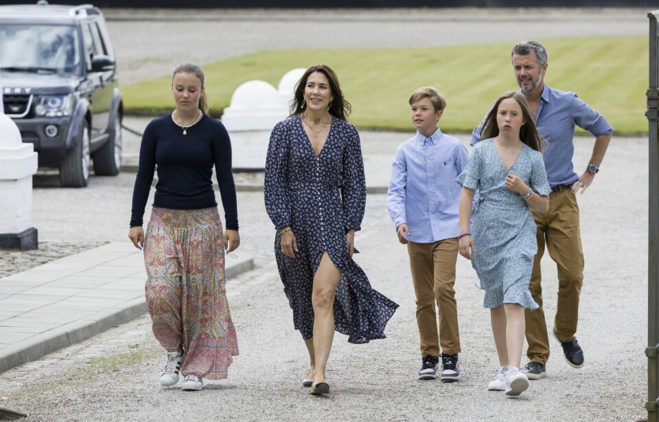 Kronprinsesse Mary med kronprins Frederik og børnene på Gråsten Slot. (Foto: Henrik R. Petersen) Kronprinsesse Mary med kronprins Frederik og børnene på Gråsten Slot. (Foto: Henrik R. Petersen)