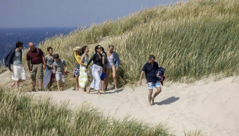 Mens kronprins Frederik fører an i kortegen på vej hjem fra stranden, ses John Stuart Donaldson som en af de bagerste. (Foto: Niels Henrik Dam)