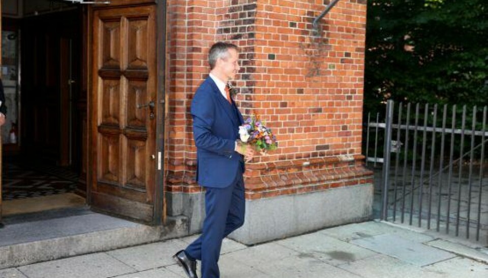 Kristian Jensen stod klar med buketten og ventede på sin brud udenfor kirken (Foto: Henrik R. Petersen)