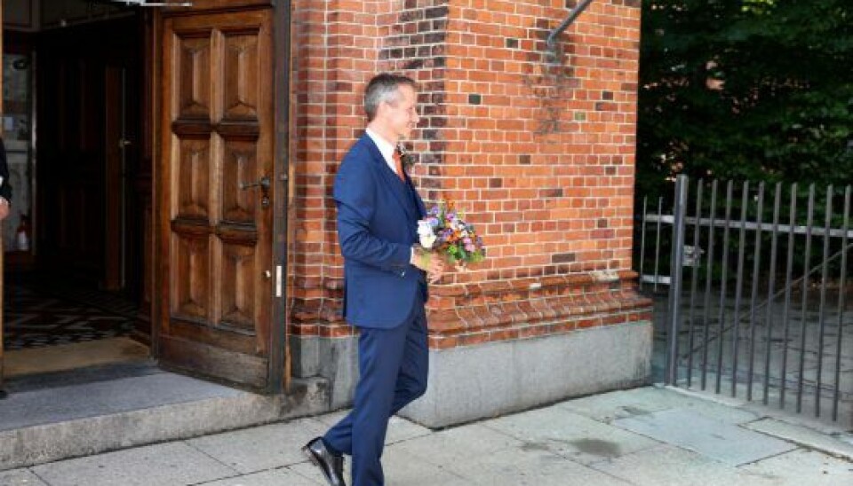Kristian Jensen stod klar med buketten og ventede på sin brud udenfor kirken (Foto: Henrik R. Petersen) Kristian Jensen stod klar med buketten og ventede på sin brud udenfor kirken (Foto: Henrik R. Petersen)