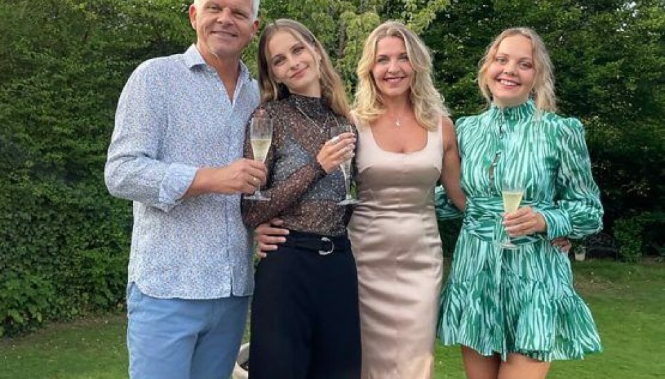 Jakob og Christines ældste datter, Sophia, 21, (til højre) har netop færdiggjort sin bachelor i Cambridge i England, hvor hun nu arbejder. (Foto: Privat) Jakob og Christines ældste datter, Sophia, 21, (til højre) har netop færdiggjort sin bachelor i Cambridge i England, hvor hun nu arbejder. (Foto: Privat)