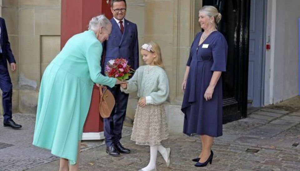 Blomsterpigen matchede dronningens mintgrønne klæder med sin egen fine sweater. (Foto: Bo Nymann)