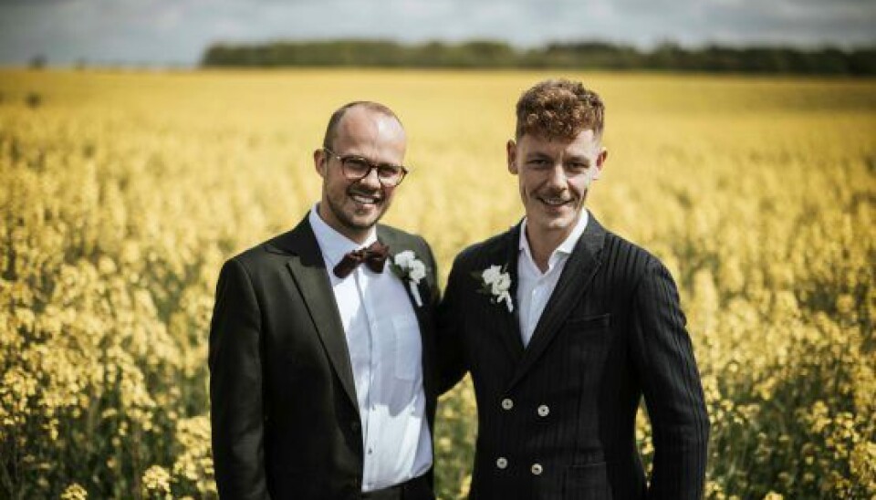 Sebastian og Anders på deres bryllupsdag i 'Gift ved første blik'. (Foto: Theis Mortensen / DR) Sebastian og Anders på deres bryllupsdag i 'Gift ved første blik'. (Foto: Theis Mortensen / DR)