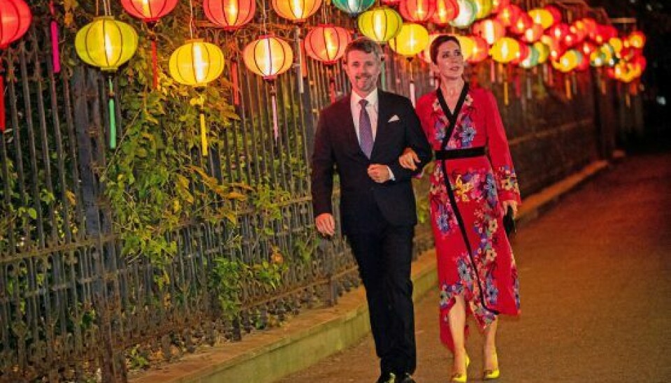 Efter en gallamiddag på Hilton spadserede de i papirlampernes skær den korte tur til operaen, hvor de skulle overvære en dansk-vietnamesisk forestilling. (Foto: Ritzau Scanpix)
