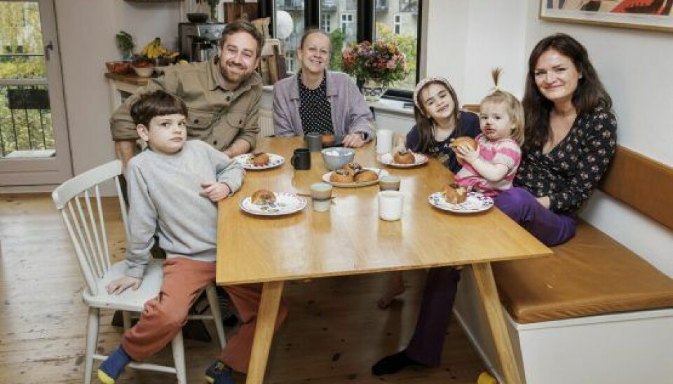 Gorm og familien med Wilhelm på ni år, Gorms mor, Kit, som har Fru Petersens Café på Bornholm, Rigmor på syv år og hustruen Charlotte med Frigg på halvandet år. (Foto: Klaus Bo Christensen)