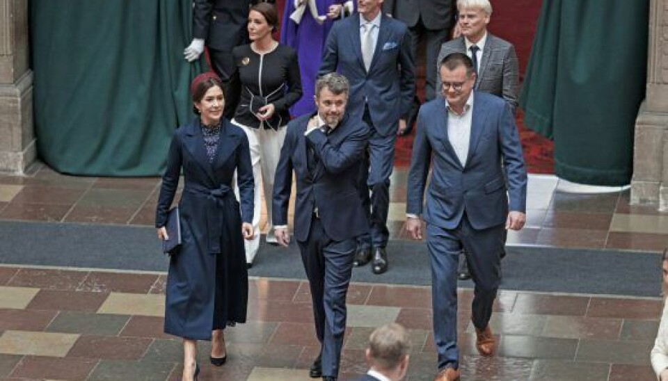 Med hver deres vært fulgtes prinseparret og kronprinsparret ad ind i rådhushallen, hvor de dog hurtigt skiltes igen. (Foto: Henrik R. Petersen)