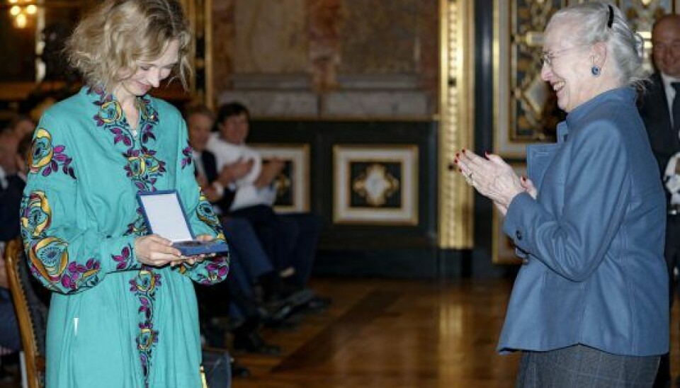 Efter prisoverrækkelsen mødtes Kimer med dronningen til en privat samtale under fire øjne. Forinden havde hendes 10-årige datter, Johanna, givet majestæten blomster. (Foto: Agnete Schlichtkrull/DR)