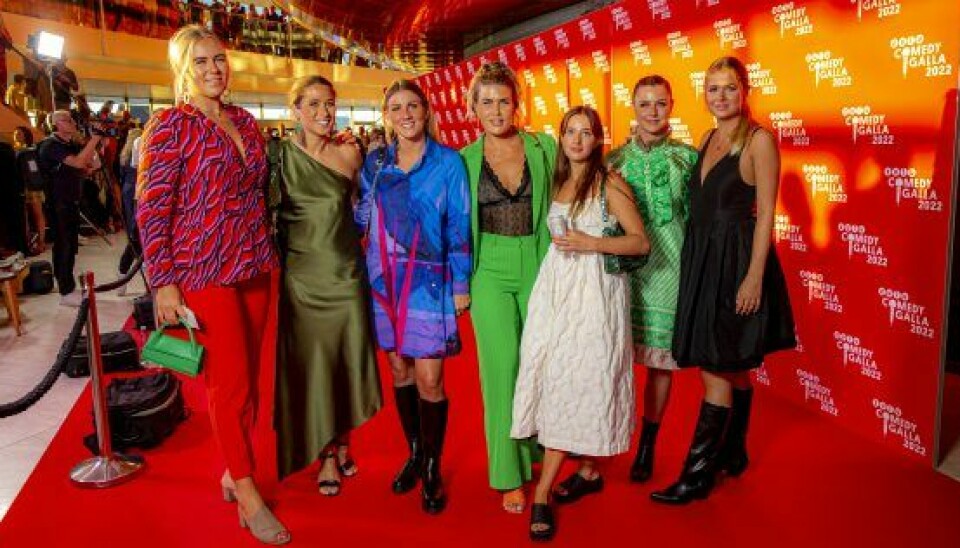 'Bachelor'-pigerne Caroline, Sidsel, Mette, Eva, Victoria, Mette og Petrine til Zulu Comedy Galla i Operahuset. (Foto: Michael Stub)